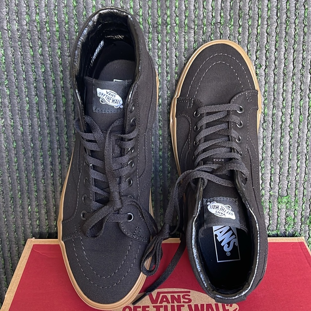 Vans Men’s Sk8-Hi Reissue (Canvas Gum) Black/Lghtgm
VN0A2XSBL0D
Sneakers - Picture 13 of 16